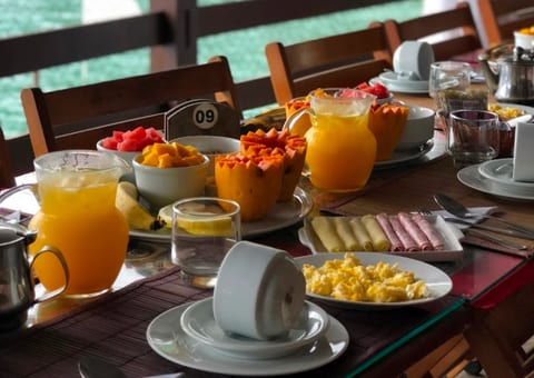 Café da manhã colonial servido à beira-mar na Pousada Convés