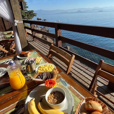 Café da manhã na varanda da Pousada Convés com vista para o mar