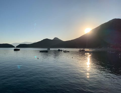 Pôr do sol atrás das montanhas visto da Enseada de Araçatiba, lado calmo da Ilha Grande, Angra dos Reis