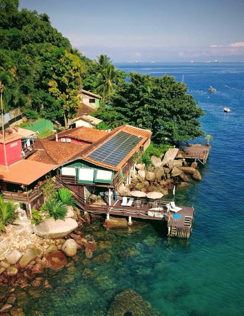 A Pousada Convés vista do alto, entre a mata atlântica e o mar verde-esmeralda de Araçatiba