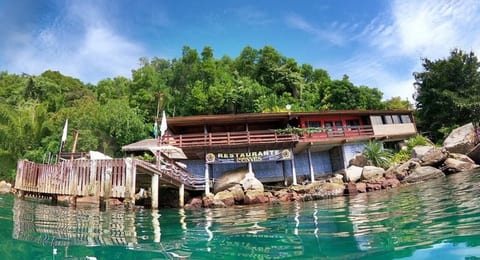 Pousada e Restaurante Convés vista do mar, construída sobre as pedras da Enseada de Araçatiba